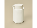 Witte keramische zeepdispenser met geribbelde textuur van LIVARNO HOME®.