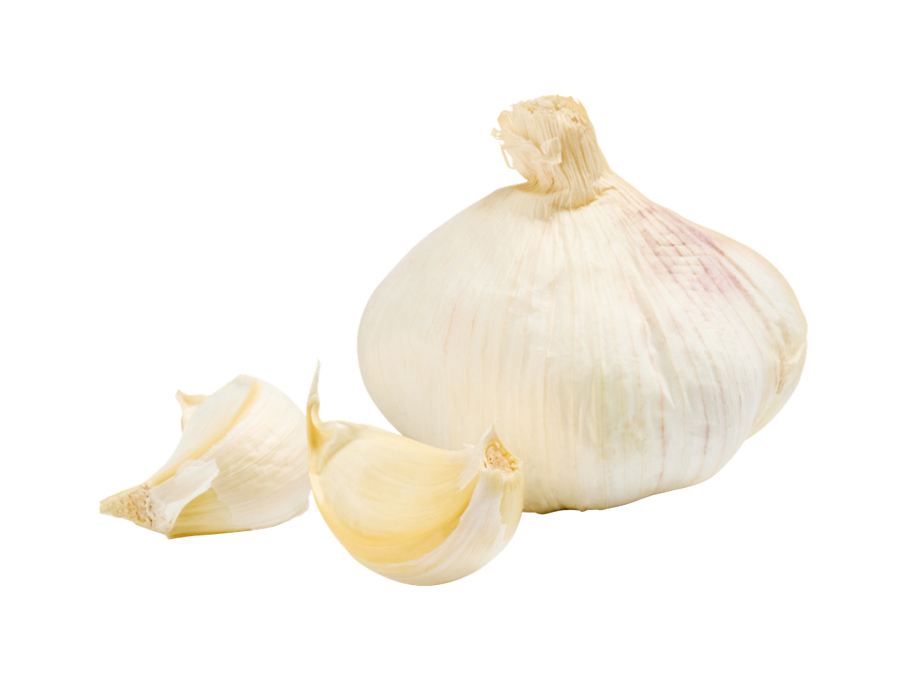 Češnjak i režnjevi češnjaka na crnoj pozadini.