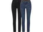 Två par jeans, ett svart och ett blått, på en svart bakgrund.
