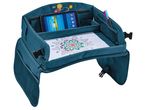 Синя детска маса за пътуване и игра Ultimate Speed® с отделения за писалки, таблет и други предмети.