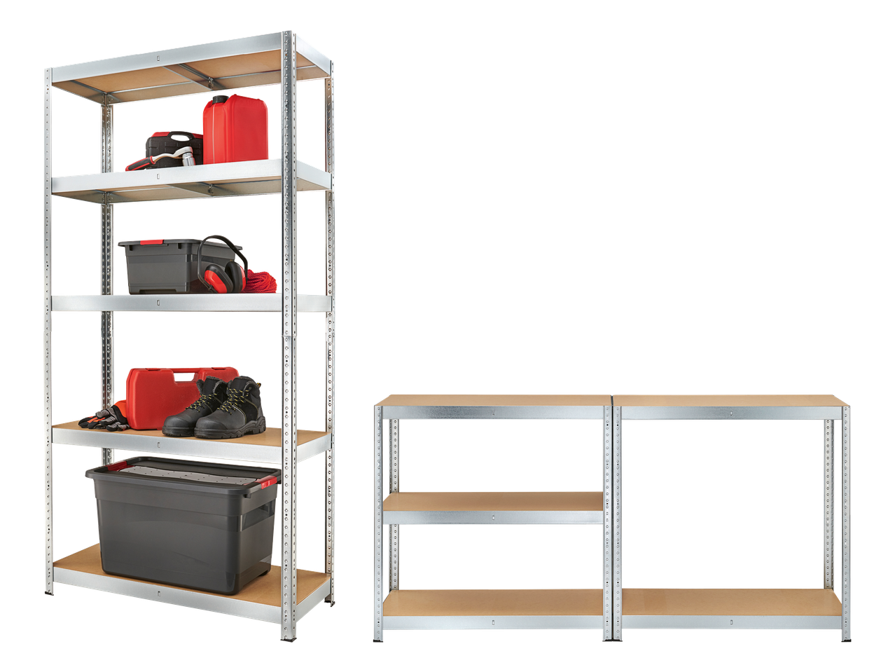 Metalne police s alatom, radnim čizmama i kutijama za pohranu.