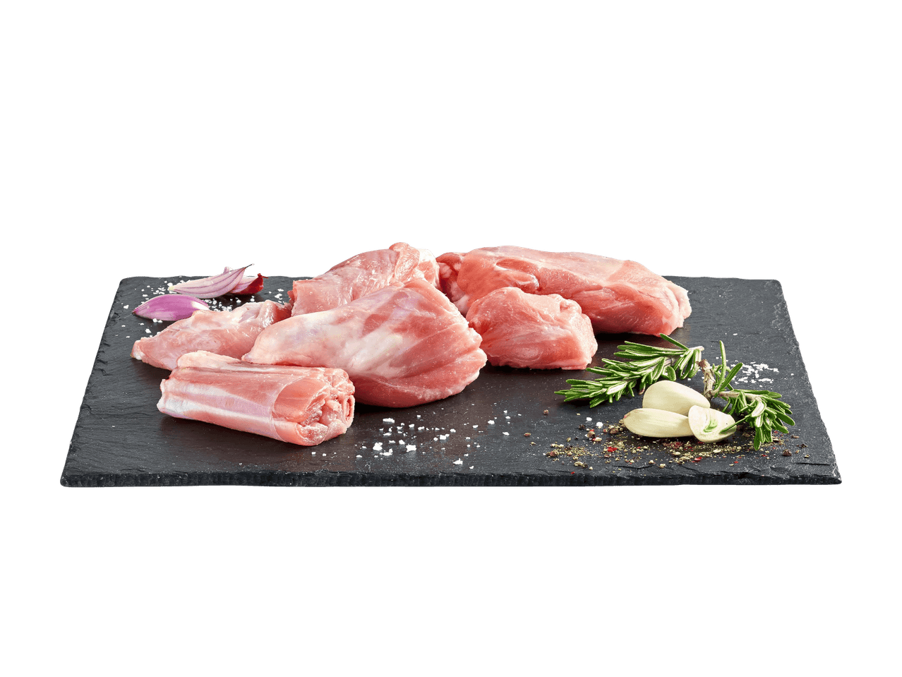 Rohe Fleischstücke mit Rosmarin, Knoblauch, roten Zwiebeln und Gewürzen auf einem Schieferbrett.