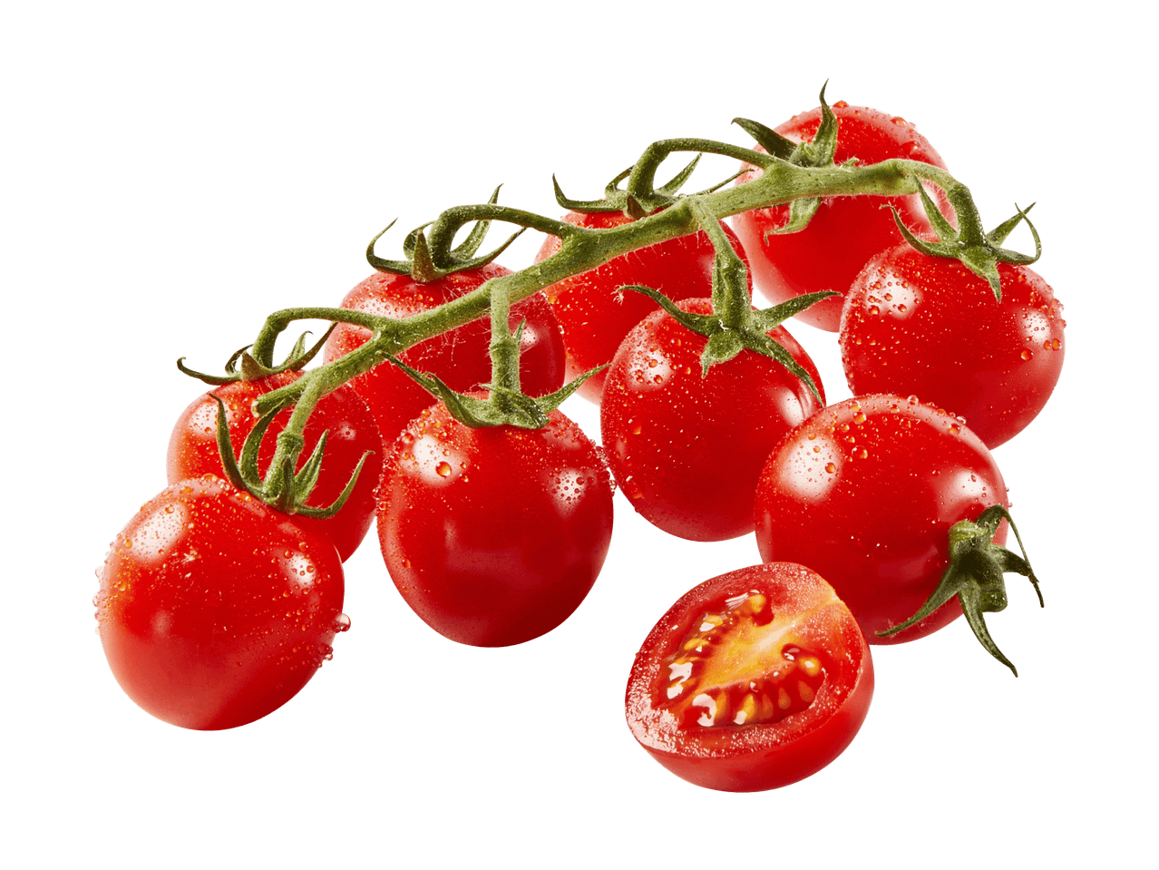 Tomates cerises rouges fraîches sur une branche, avec des gouttelettes d'eau et une coupée en deux.