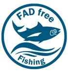 Okrugla plava i bijela oznaka s natpisom 'FAD free Fishing' i slikom ribe iznad valova.