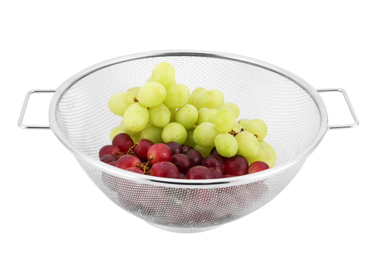 Une passoire en acier inoxydable avec des raisins verts et rouges.