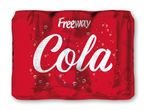 En pakke Freeway Cola dåser med vanddråber på.