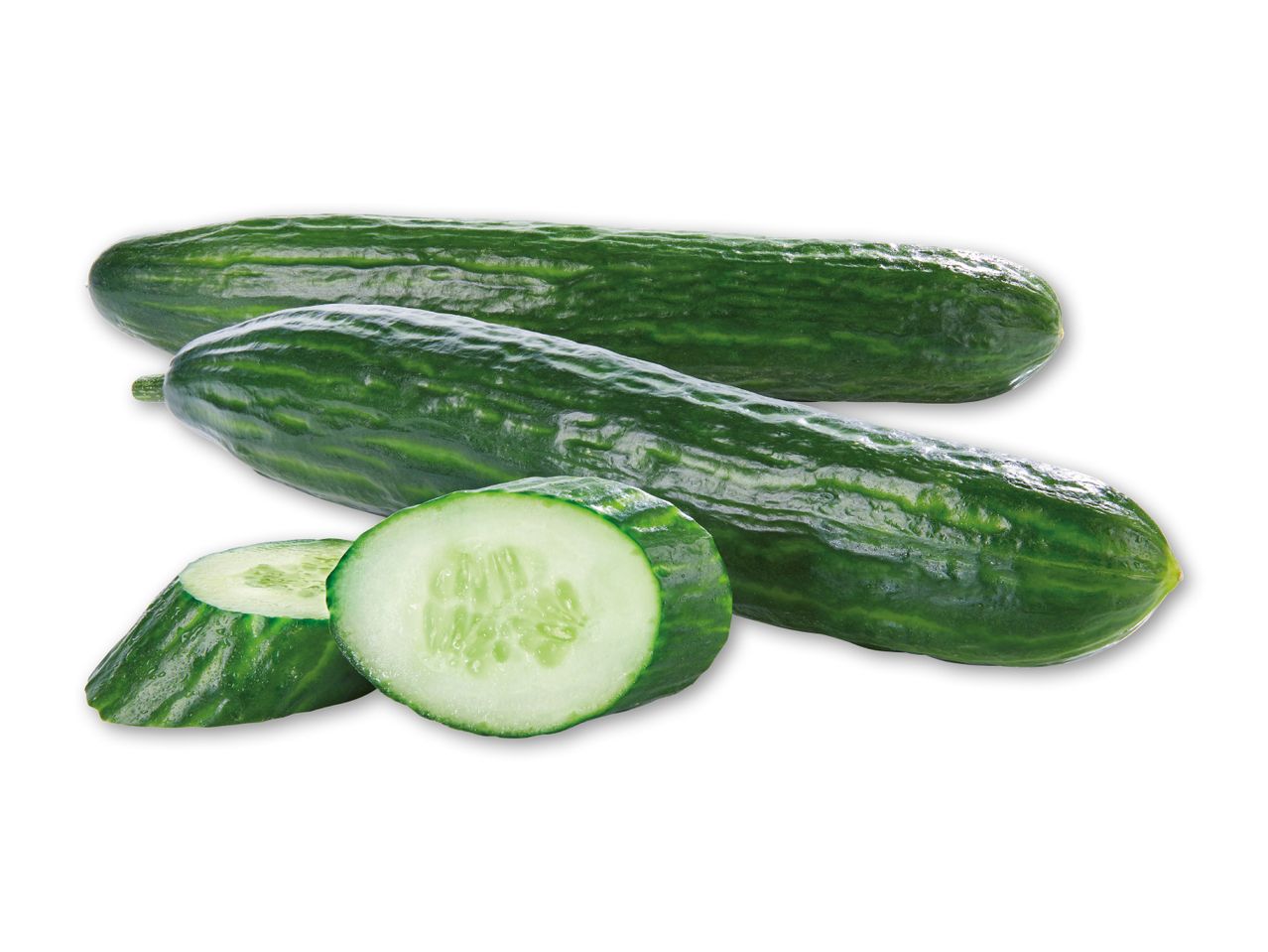 To friske agurker og to skiver agurk ligger på en hvid baggrund.