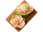 Twee bruschetta's met prosciutto, mozzarella en basilicum op een houten plank.