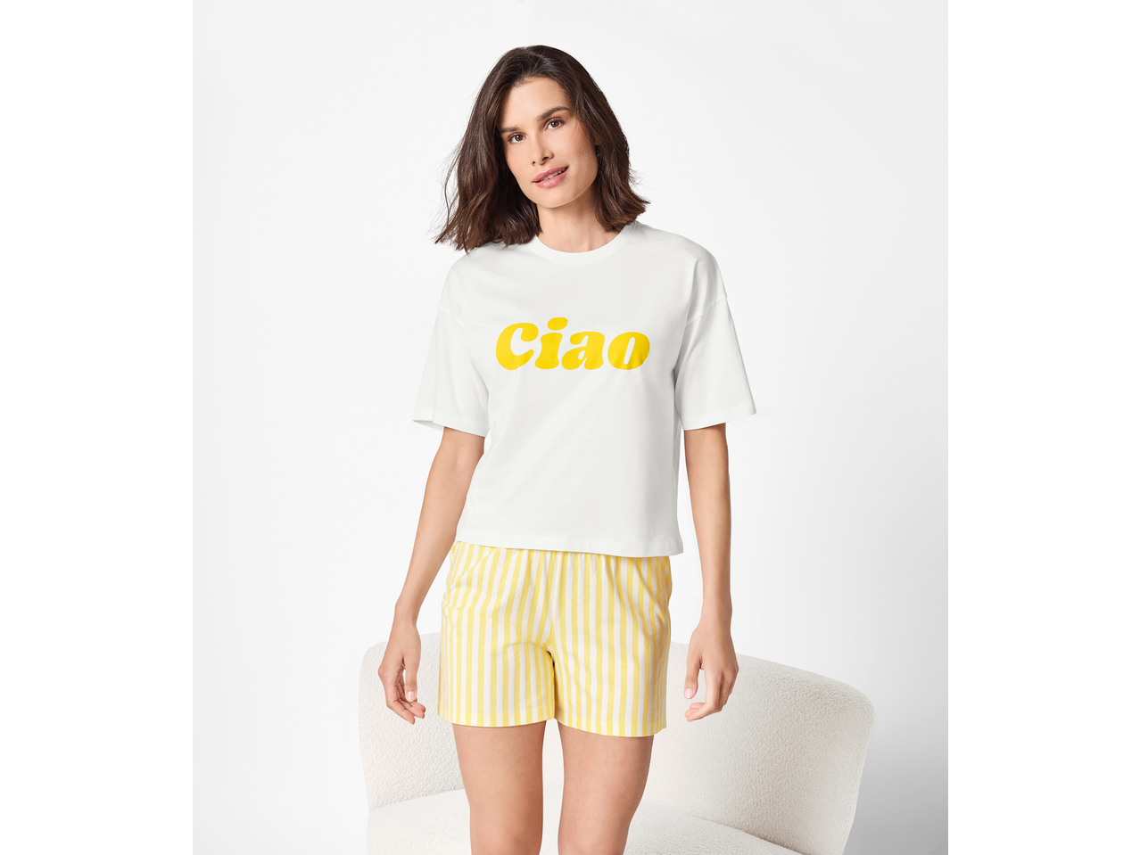 ESMARA ženska pidžama: bela majica sa natpisom „Ciao“ i prugasti šorts.