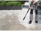 Pessoa a limpar pavimentos com uma máquina de lavar à pressão Parkside®.
