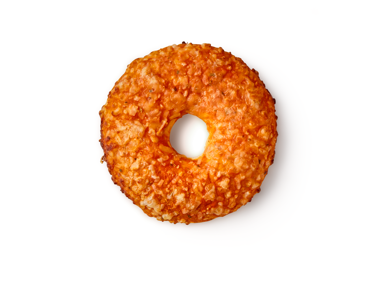 Ein Mini-Pizza-Bagel, goldbraun gebacken, liegt auf weißem Hintergrund.