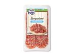 Pakke med skiveskåret bjergsalami, lufttørret, 100g, med et alpint tema.
