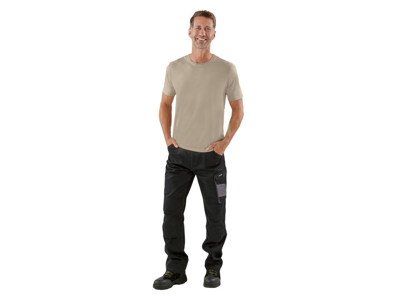 Muškarac u bež majici i crnim PARKSIDE radnim pantalonama.