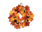 Herbstkranz mit Ahornblättern, Kürbissen und Beeren