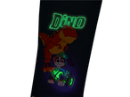 T-shirt preta com um dinossauro vermelho, um cachorro e a palavra luminosa 'DINO'.