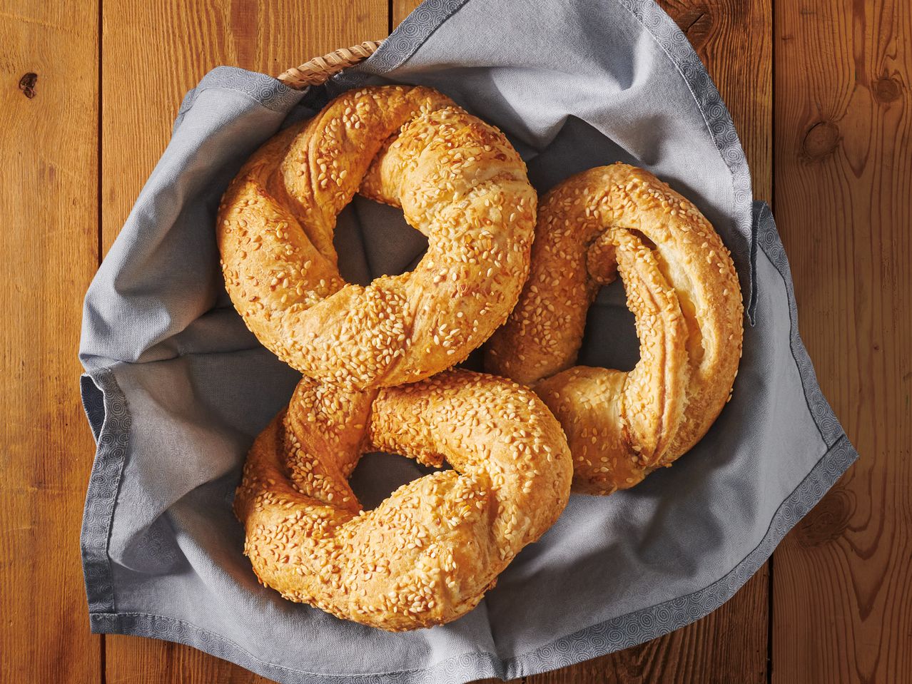 Гевреци със сирене и сусам в кошница.