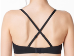 Гръб на жена с черен сутиен с кръстосани презрамки.