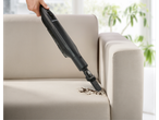Silvercrest® 2 u 1 bežični usisivač čisti prljavštinu sa sofe.
