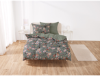 Set de lenjerie de pat din microfibră satinată LIVARNO home cu model floral și păsări într-un dormitor.