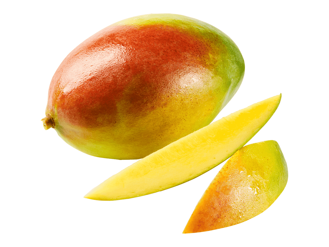 Kypsä mango ja kaksi viipaletta mustalla taustalla.