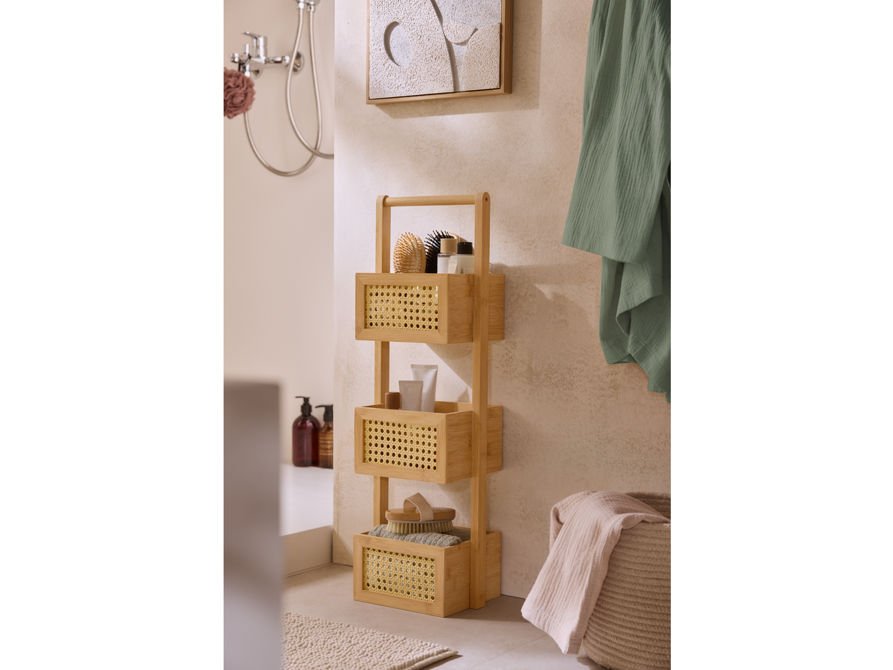 Raft de baie din bambus cu coșuri de răchită, perii și produse de baie.