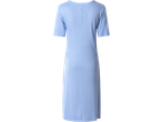 Vestido azul claro de manga curta com decote redondo e costura nas costas.