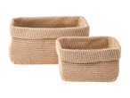To små, strikkede kurve i beige.