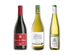 Tre flasker fransk vin: en rød Côtes du Rhône, en hvid Chardonnay og en hvid Riesling.