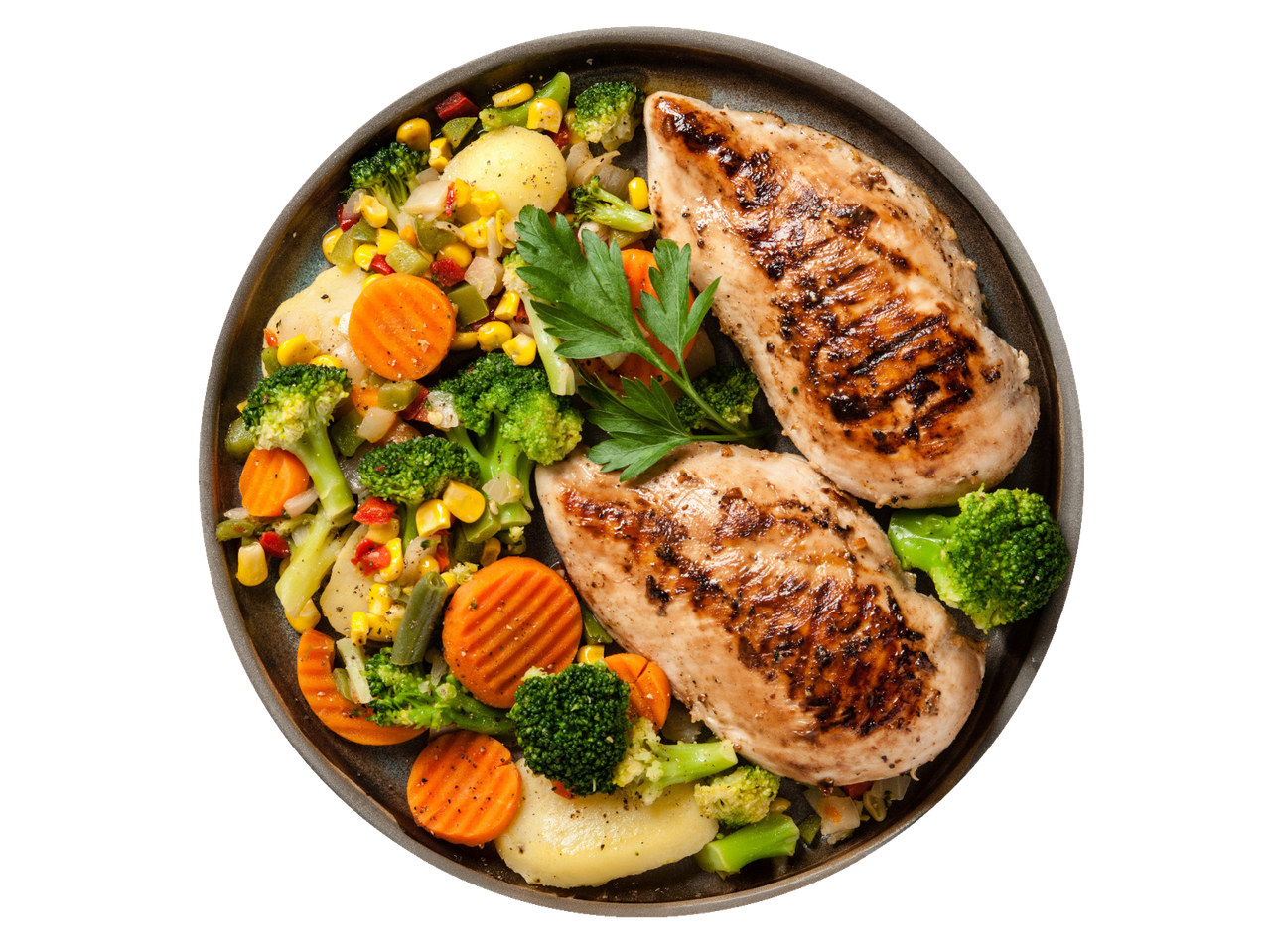 Grilēta vistas fileja ar dārzeņiem: brokoļiem, burkāniem, kukurūzu un kartupeļiem.