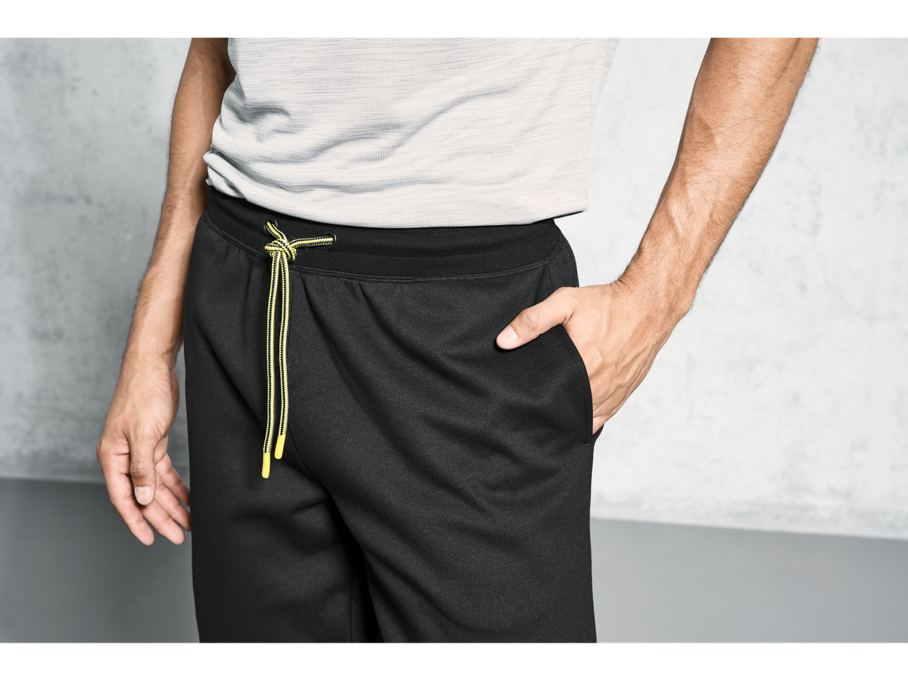 Calças de moletom e camiseta masculina.