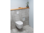 Toaletă compactă albă, design minimalist, într-o baie modernă.