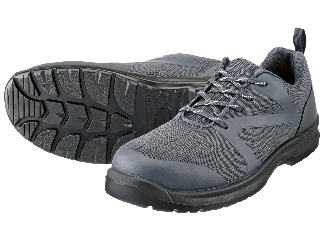 Чифт сиви спортни обувки с черни подметки, едната обърната, показваща грайфера.