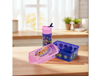 Conjunto PAW PATROL: lancheira rosa e garrafa de água roxa sobre uma mesa de madeira.