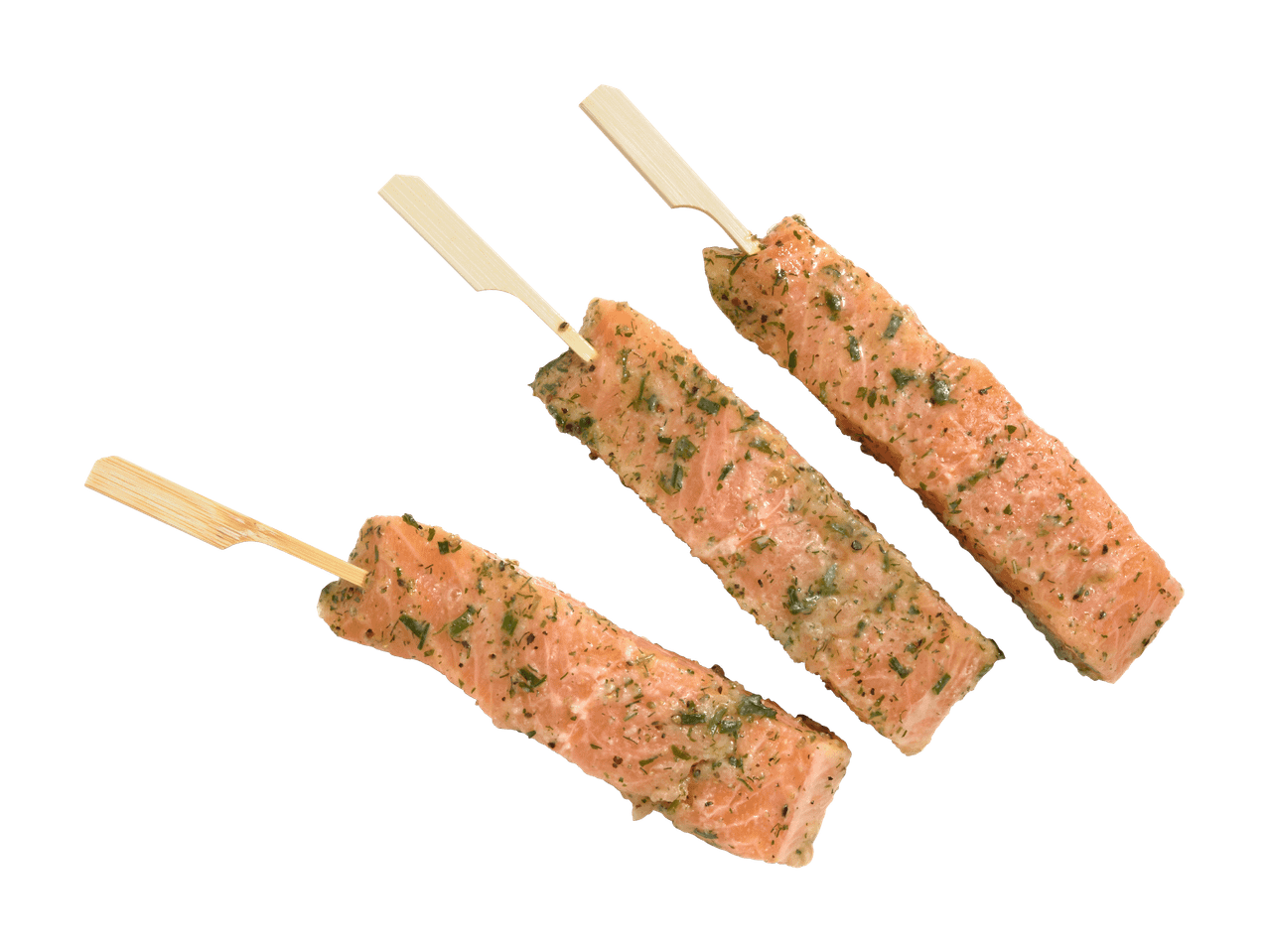 Tre spiedini di salmone marinato su sfondo nero.