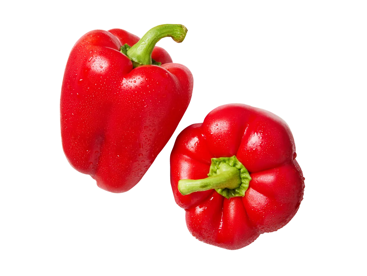 Twee verse rode paprika's met waterdruppels op een zwarte achtergrond