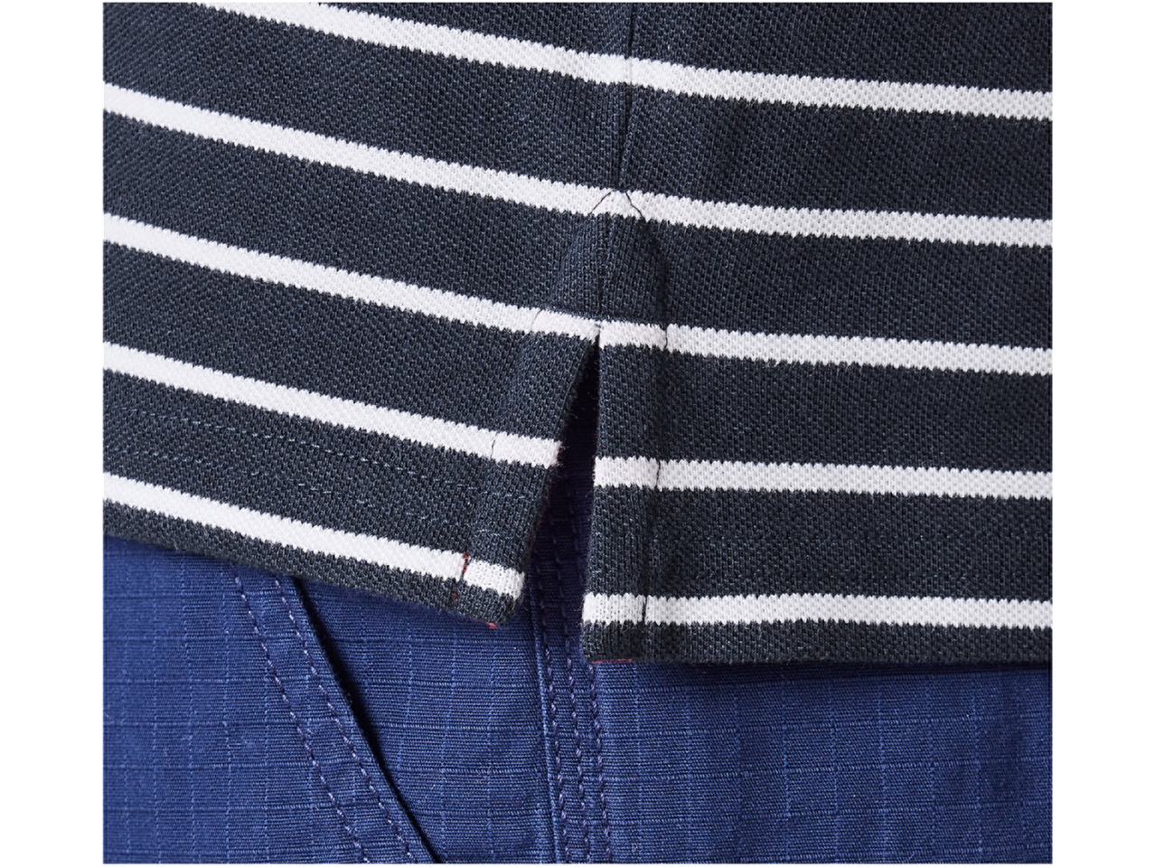Polo cu dungi alb-marin pe pantaloni bleumarin.
