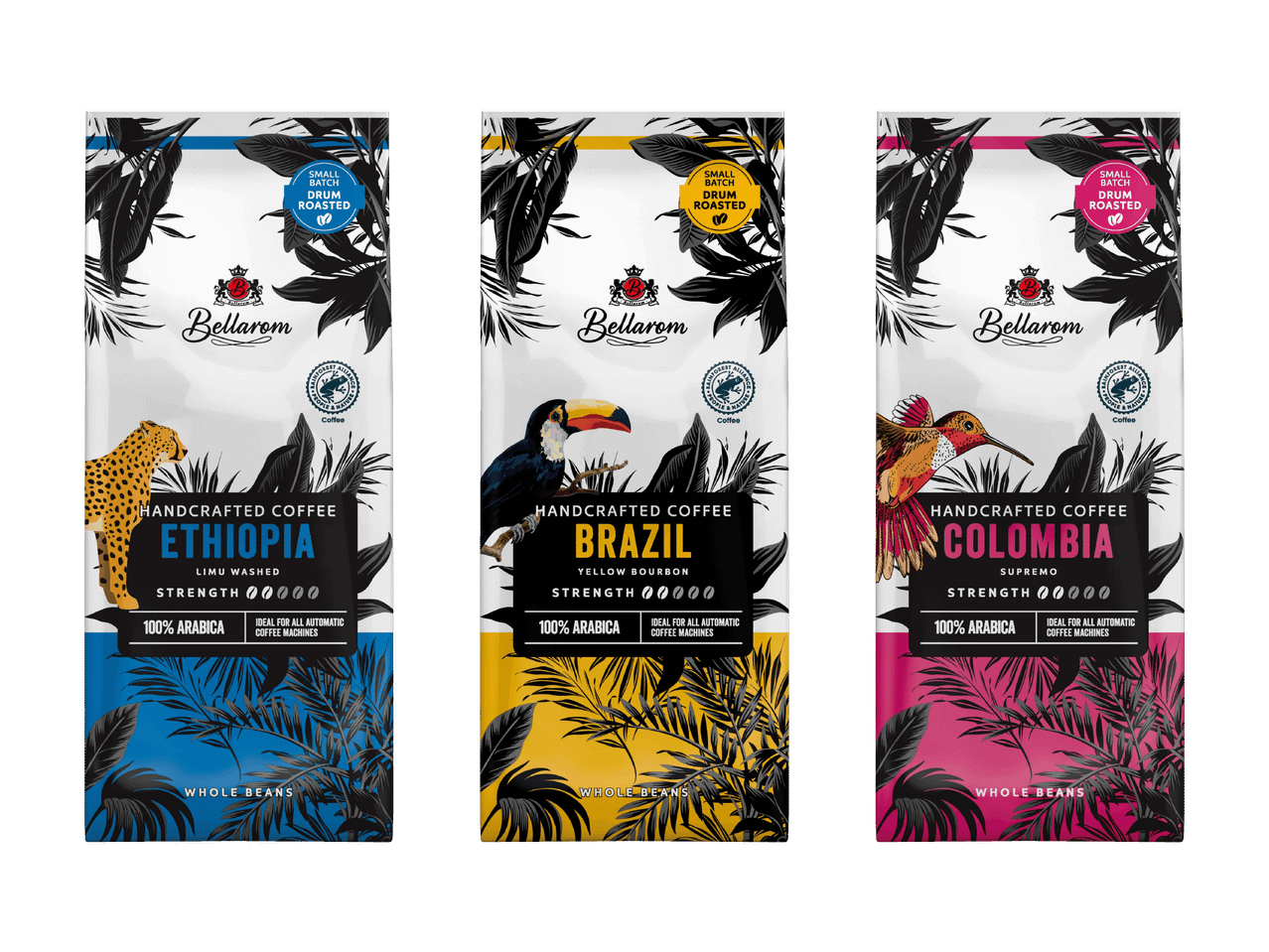 Drei Packungen ganzer Kaffeebohnen: Äthiopien (blau), Brasilien (gelb) und Kolumbien (rosa).