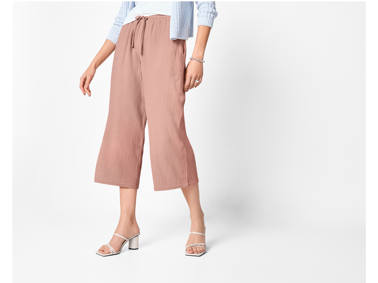 Ženske hlače iz muslina ESMARA v roza barvi, z vrvico in svetlo modrim jopico