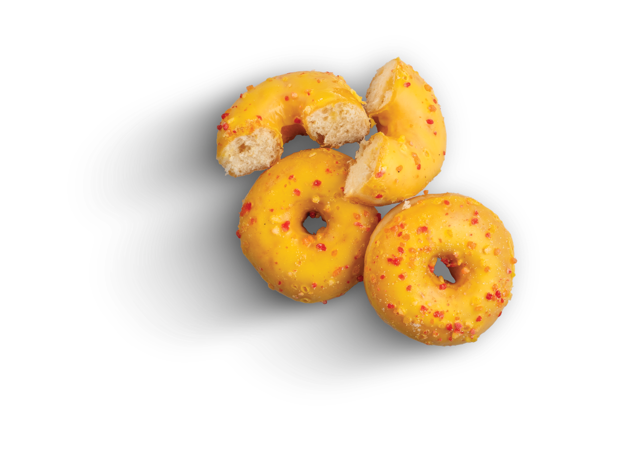 Spurgos su yuzu įdaru, viena perlaužta, su geltonu glaistu ir raudonais pabarstukais.