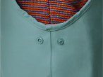 Prim-plan al unei salopete Lupilu® Matsch- și Buddel-Latzhose de culoare albastru deschis, cu căptușeală portocalie și albastră.