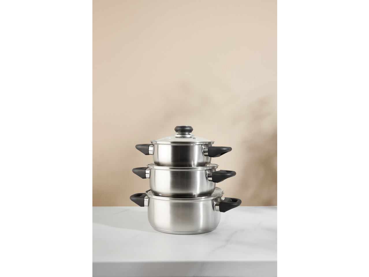 Conjunto de três panelas de aço inoxidável Silvercrest Mini-riskoger, empilhadas.