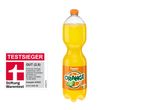 Orangefarbenes Erfrischungsgetränk in einer Flasche mit einem Testsieger-Siegel.
