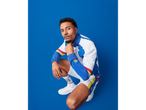 Modelo com roupa Lidl: jaqueta, shorts e meias.