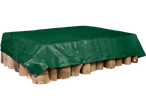 Bază din lemn acoperită cu prelată verde