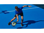 Homem a jogar padel com uma raquete de padel CRIVIT num campo azul.