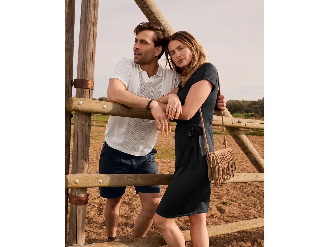 Modă de vară: Rochie, pantaloni scurți și polo, într-un decor rustic.