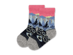Zwei Socken mit Berg- und Waldmotiv und geometrischen Mustern.