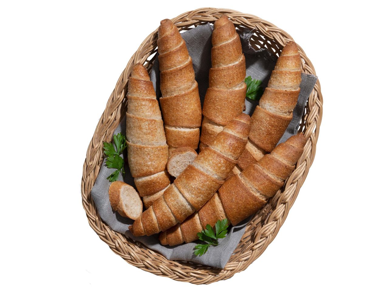 Teljes kiőrlésű kenyér és croissant fonott kosárban.