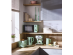 Bancada de cozinha com eletrodomésticos verde menta: micro-ondas, torradeira, chaleira e máquina de café.
