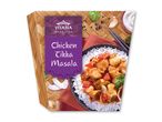 Kylling Tikka Masala med ris, kokosflager og hvidløg på en flettet måtte.